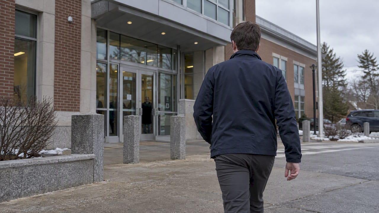 Granite Criminal Defense Visitor Approaching Brentwood Courthouse Entrance